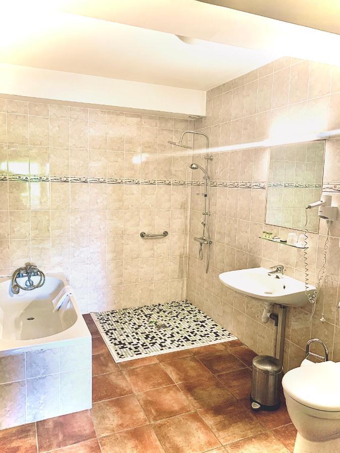 Le Petit Roche Hotell Serrières-en-Chautagne Eksteriør bilde